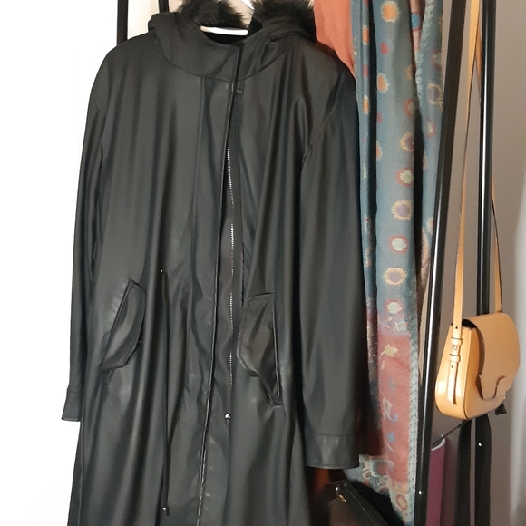 🌺Moving Sale!🪴 Black Faux Fur lined rain coat - Picture 4 of 7